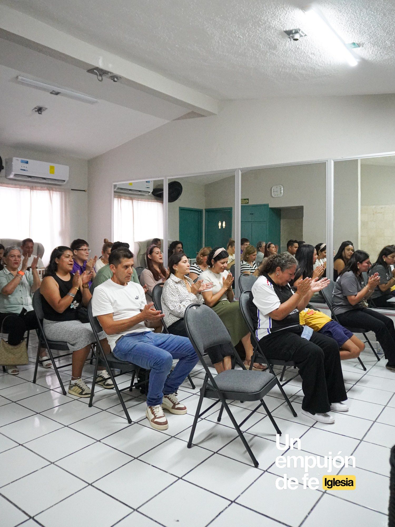 La comunidad de Un Empujón de Fe reunida un domingo en Cancún