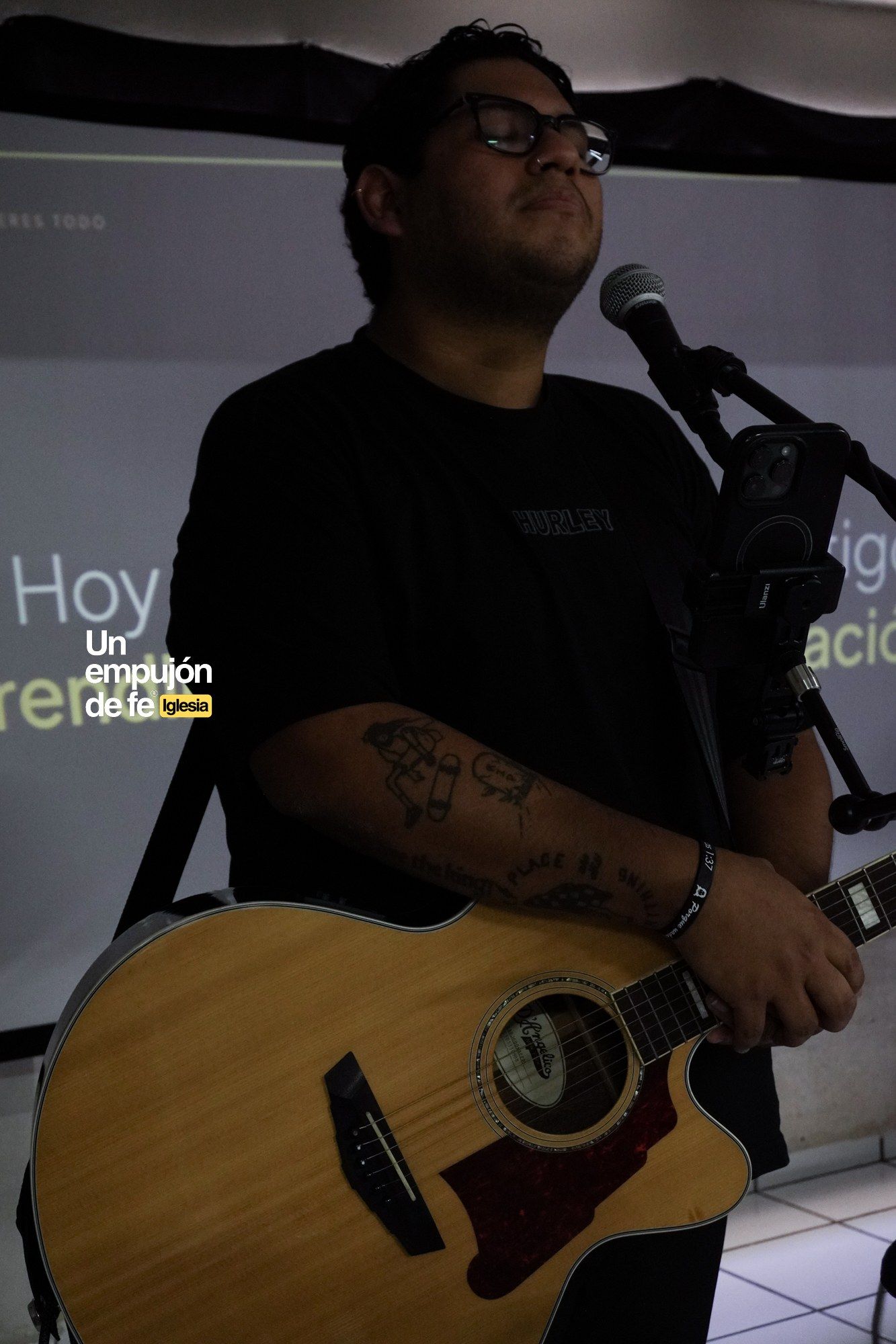Adoración en vivo con guitarra durante el servicio dominical